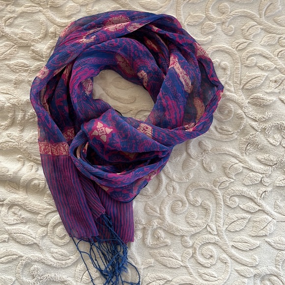 Gorgeous silk scarf - Picture 1 of 3